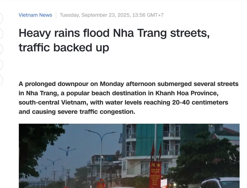 News web page headed Heavy rains flood Nha Trang streets, traffic backed up, with the first paragraph and a photo of cars queuing on a wet street