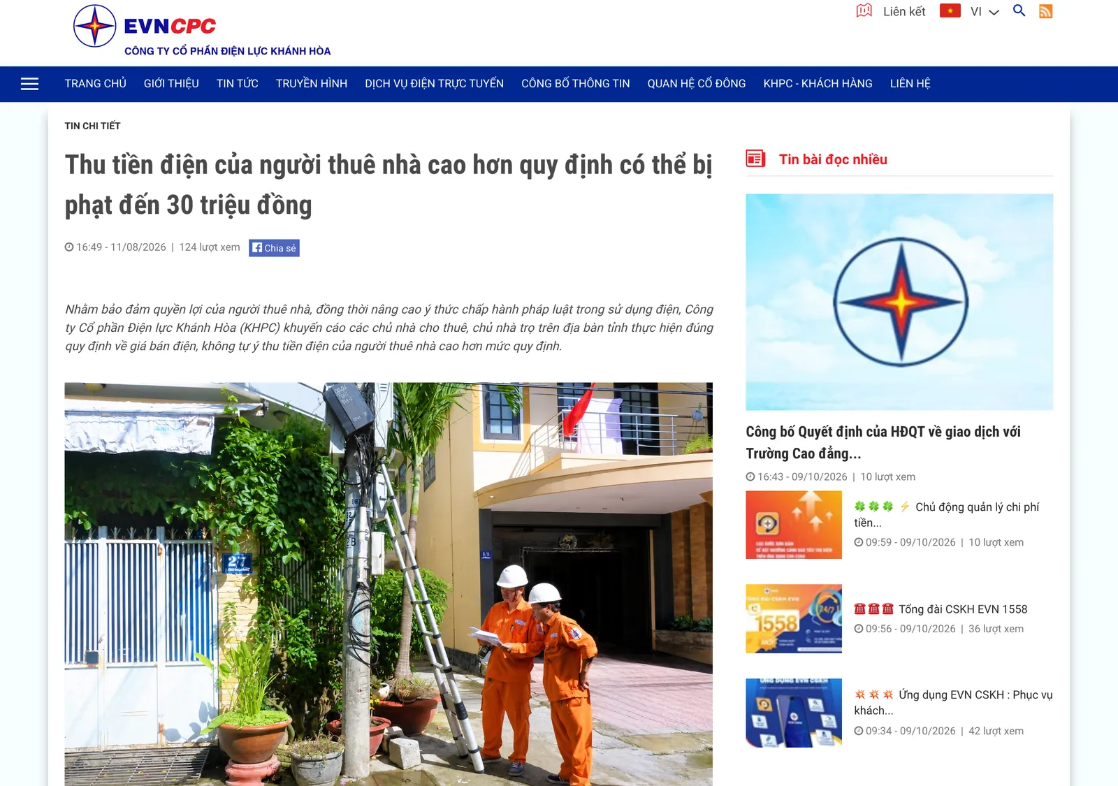 News page of the Khanh Hoa power company with a headline about landlords charging tenants above the regulated electricity price, and two technicians reading a meter.