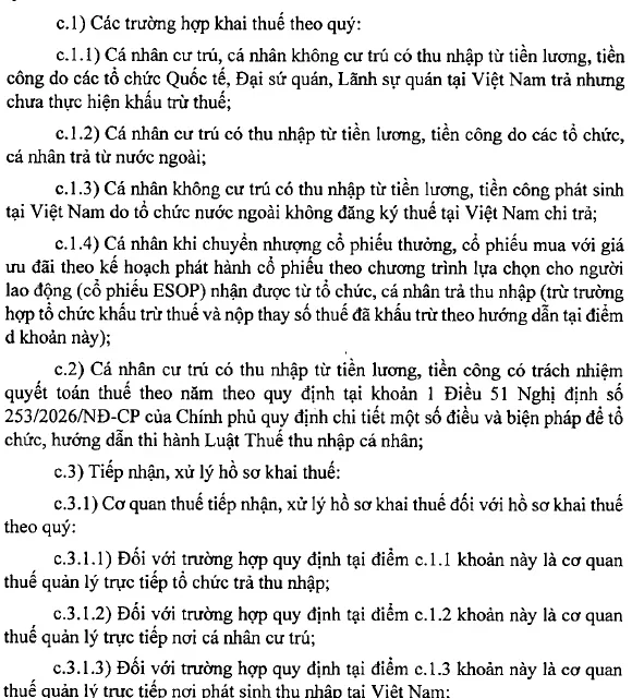 Scanned circular page listing the cases of quarterly declaration for individuals with wage income, including wages paid from abroad, and the tax office that receives each return.