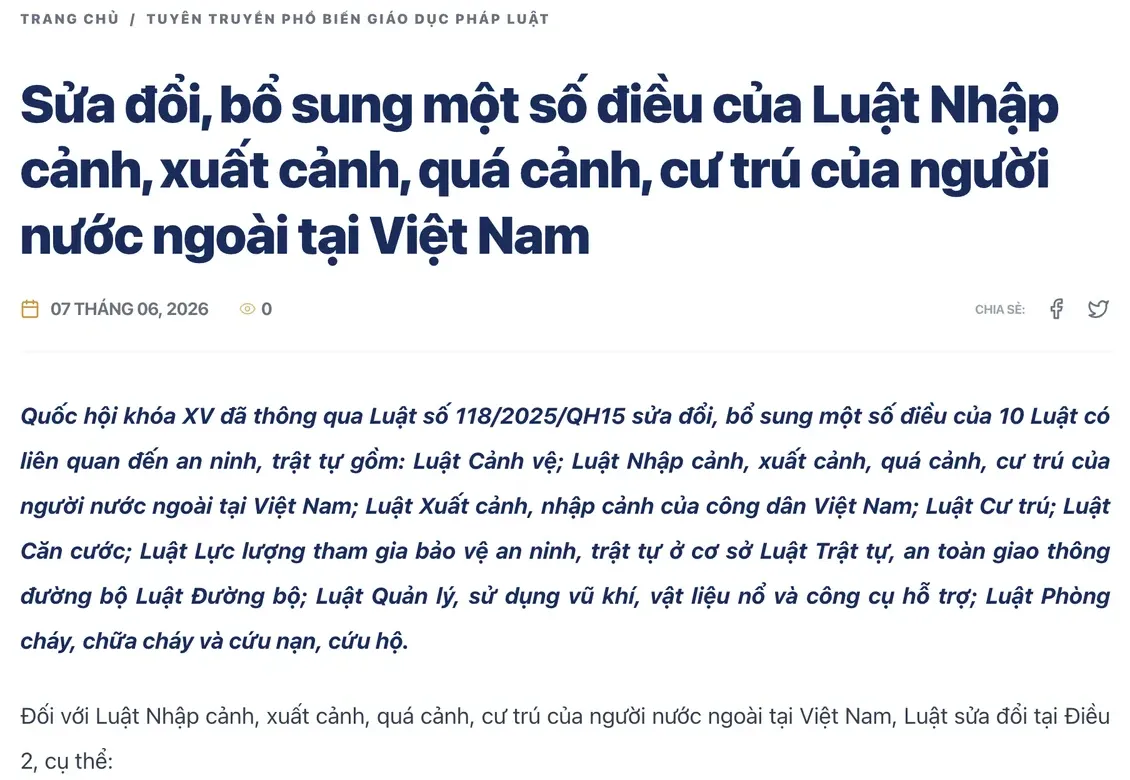 Article on the People's Police University website headed with the title of the law amending the foreigners' entry, exit, transit and residence law, with an introduction listing the ten laws the National Assembly amended together.